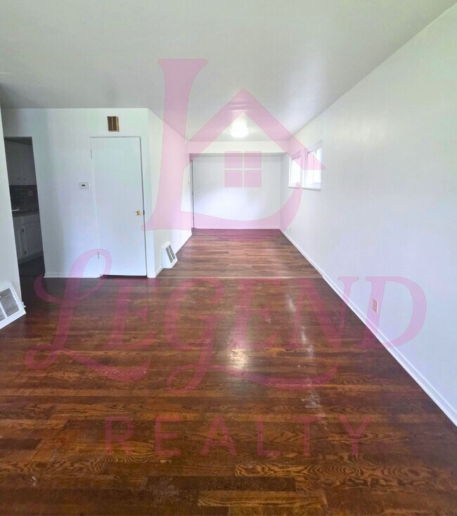 Building Photo - 3 Bedrooms | 1 Bathroom | Hardwood Floors | Bright Living/Dining Area | Galley Kitchen | Unfinish...
