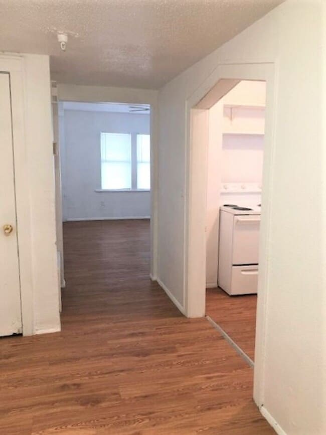 Building Photo - 1 BED 1 BATH COLLEGE HILL ADDITION