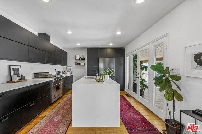 Building Photo - 5646 S Sherbourne Dr