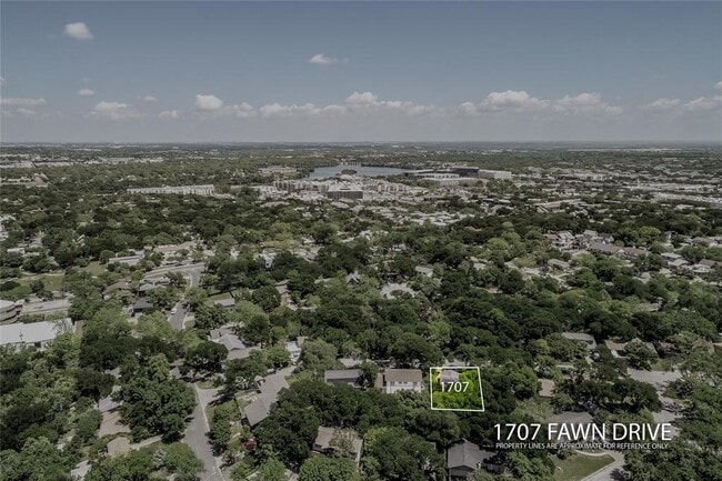 Building Photo - 1707 Fawn Dr