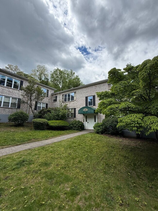 Building Photo - Spacious, Renovated Brighton / Oak Square area Condo with parking for September 1st - NO FEE