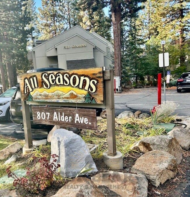 Building Photo - Adorable 2 Bedroom - Central Incline! 1 Do...