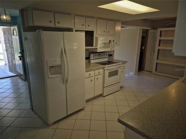 Building Photo - 9802 Riverview Dr