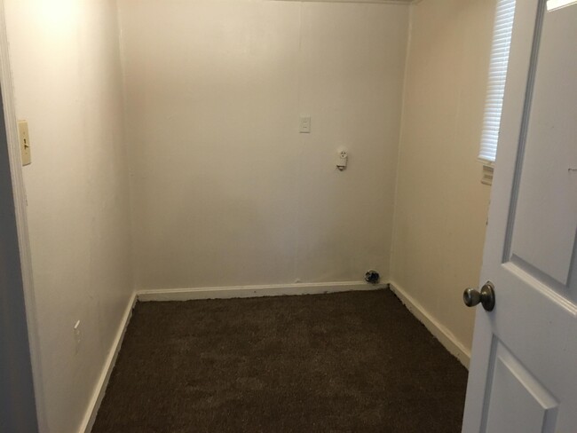 Building Photo - 813 Woodlawn Dr