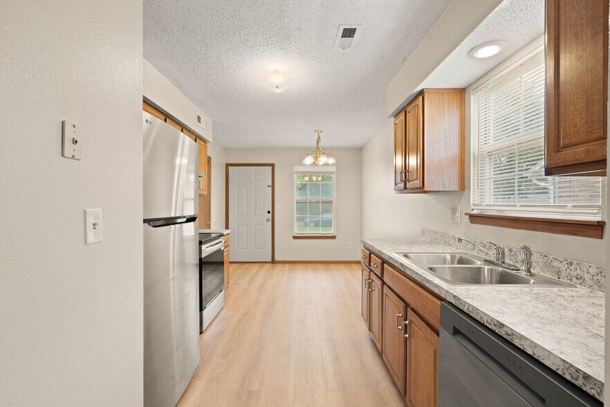 Building Photo - 4403 E 139th St