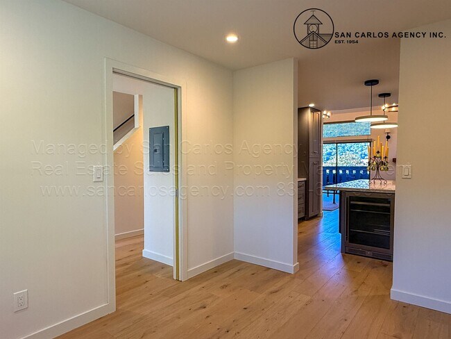 Building Photo - LESLA (I/O)