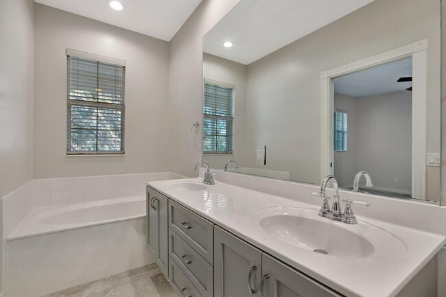 Building Photo - 2873 E Community Dr