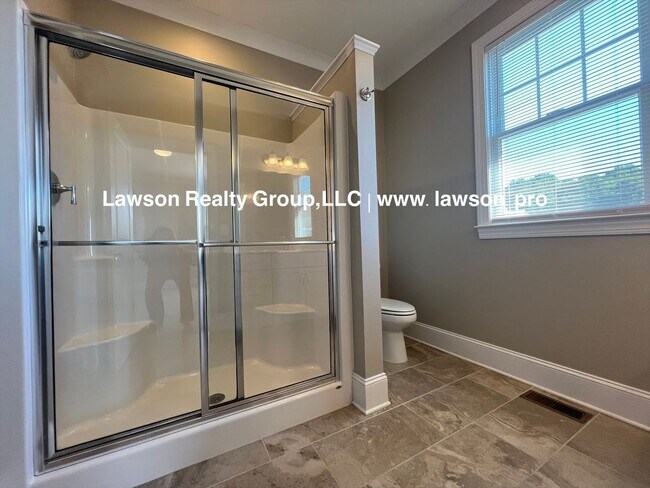 Building Photo - Upscale Three Bedroom in Colonial Green with Garage