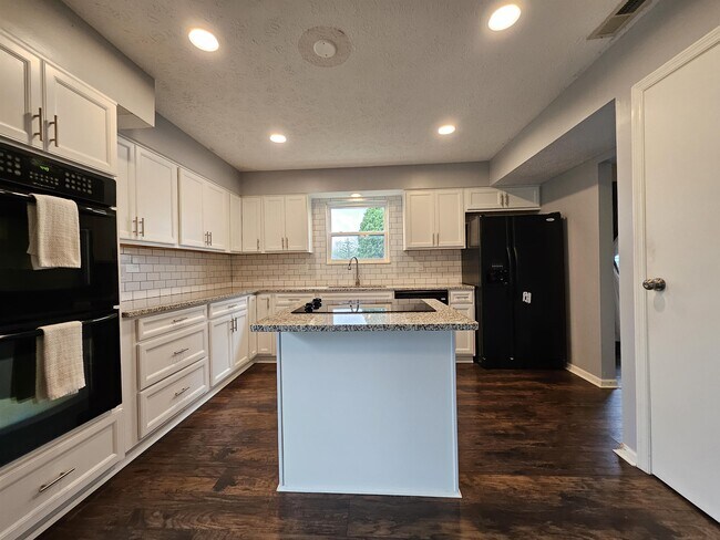 Building Photo - 7645 Bayridge Dr