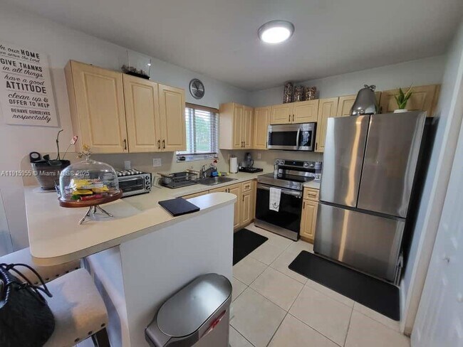 Building Photo - 3415 NE 9th Dr