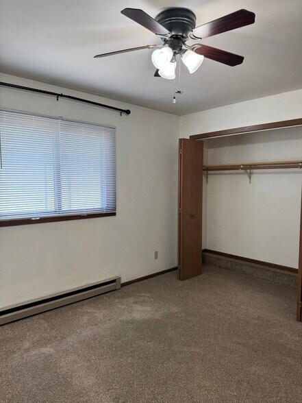 larger bedroom - 833 Bridgewater Ave