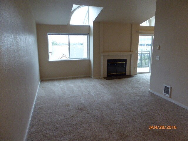Building Photo - 3 Bed 2 Bath Condo in Factoria