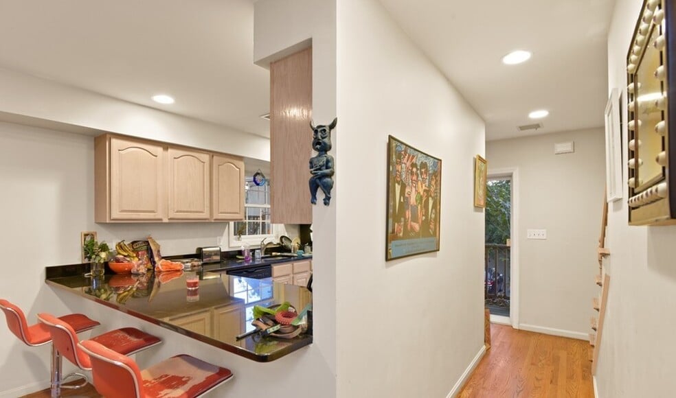 Building Photo - 216 Parker Hill Ave