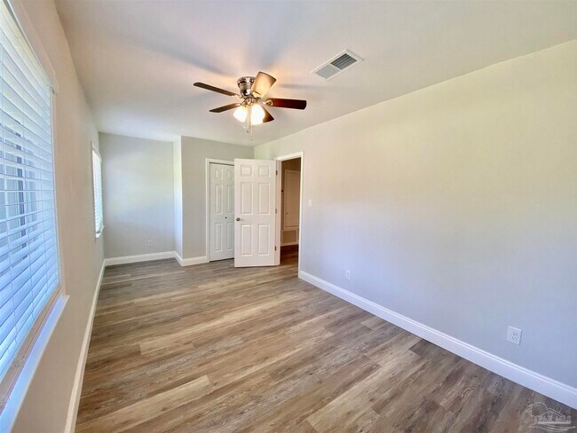 Building Photo - 402 Fairpoint Dr