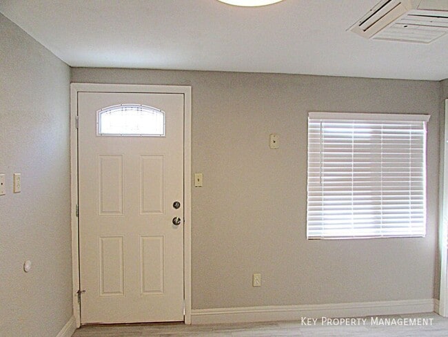 Building Photo - 405 S 15th St