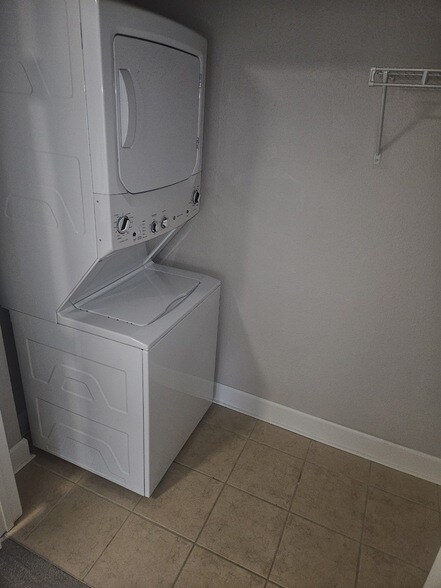 Building Photo - 802 E Main St