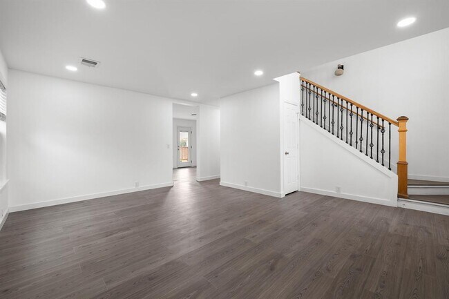 Building Photo - 2204 Founder Dr