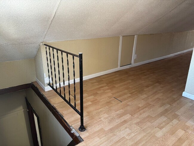 Building Photo - 3 Bedroom House