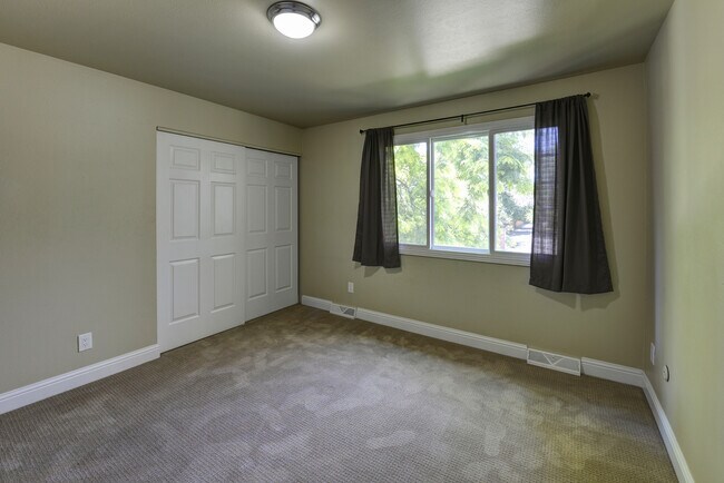 Building Photo - Updated 3 Bed 2.5 Bath North Boulder Townhome!