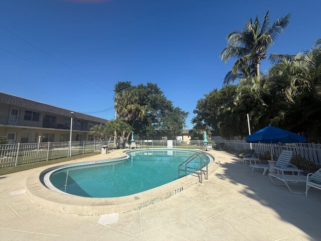 Building Photo - Freshly Remodeled - 1 Bedroom Unfurnished Condo-In Town Location-AVAILABLE NOW