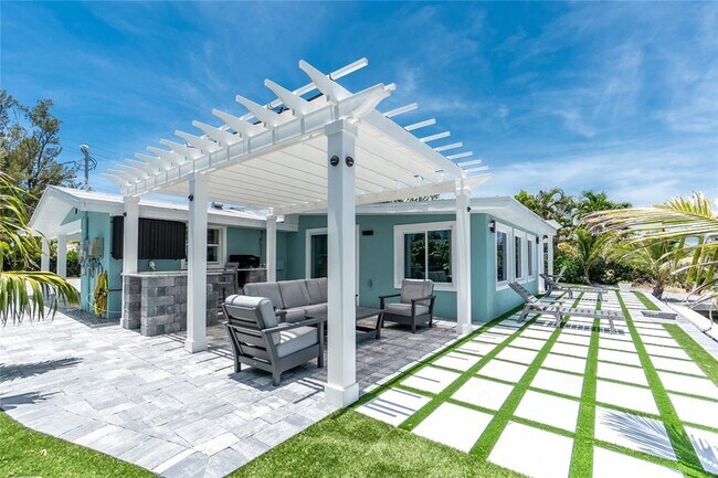 Building Photo - 1265 Holiday Dr