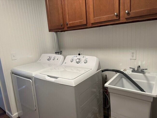 Building Photo - 137 N Center St