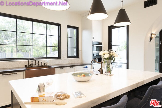 Building Photo - 5861 Ridgebrook Dr