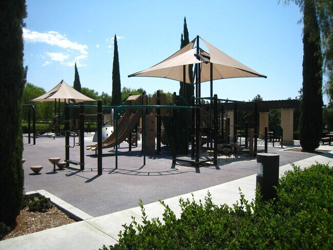 Building Photo - Prestigious 2 Bed 2.5 Bath Two Story Condo