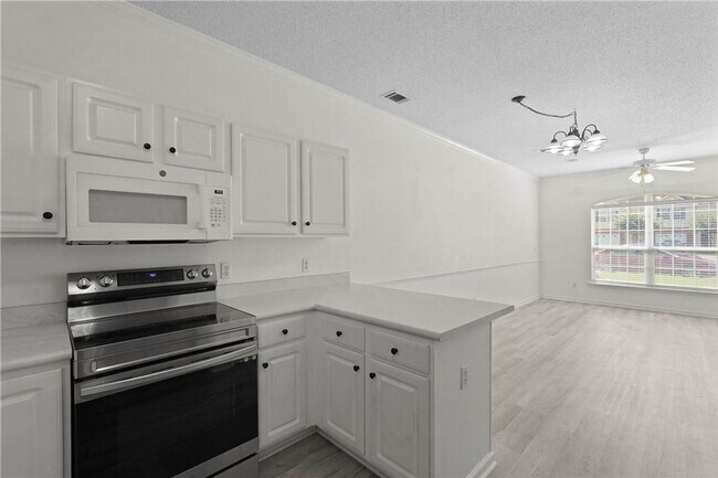 Building Photo - Spacious 3-Bedroom Townhouse in Prime Savannah Location, Move-in Special: FREE RENT for December!!