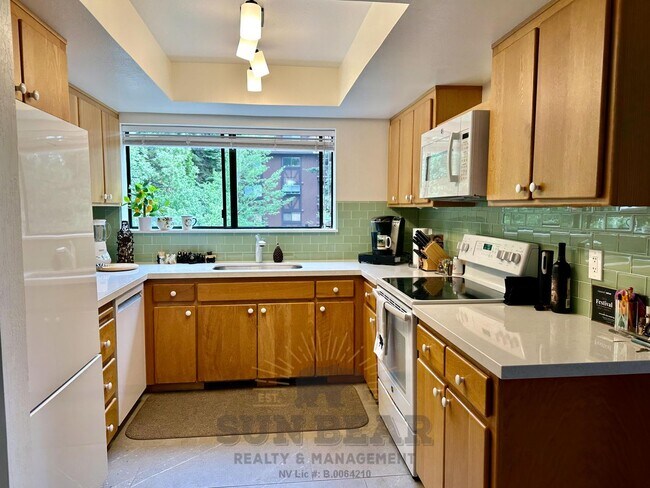 Building Photo - Adorable Condo - Perfect for Watching Suns...