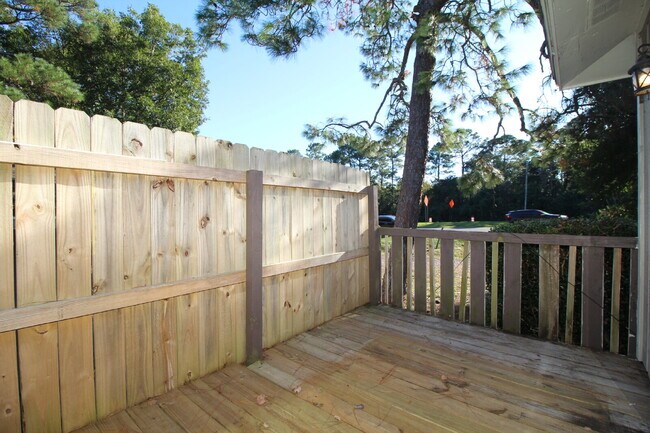 Building Photo - 2BR/1BA Apartment with Wood-Look Flooring,...