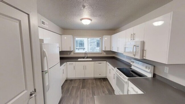 Building Photo - Modern 2-Bedroom Condo Near University Parkway