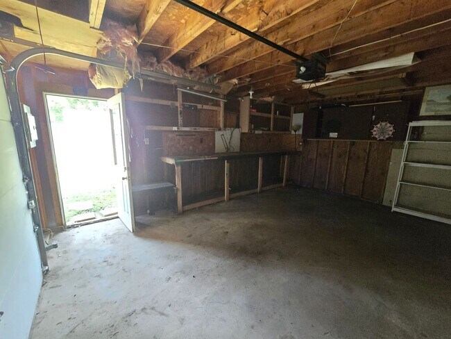 Building Photo - YOU CAN STOP YOUR SEARCH! Jeffersontown / Jtown Rental with 3 Bedrooms, 1 Full Baths, Ranch, 1 Ca...