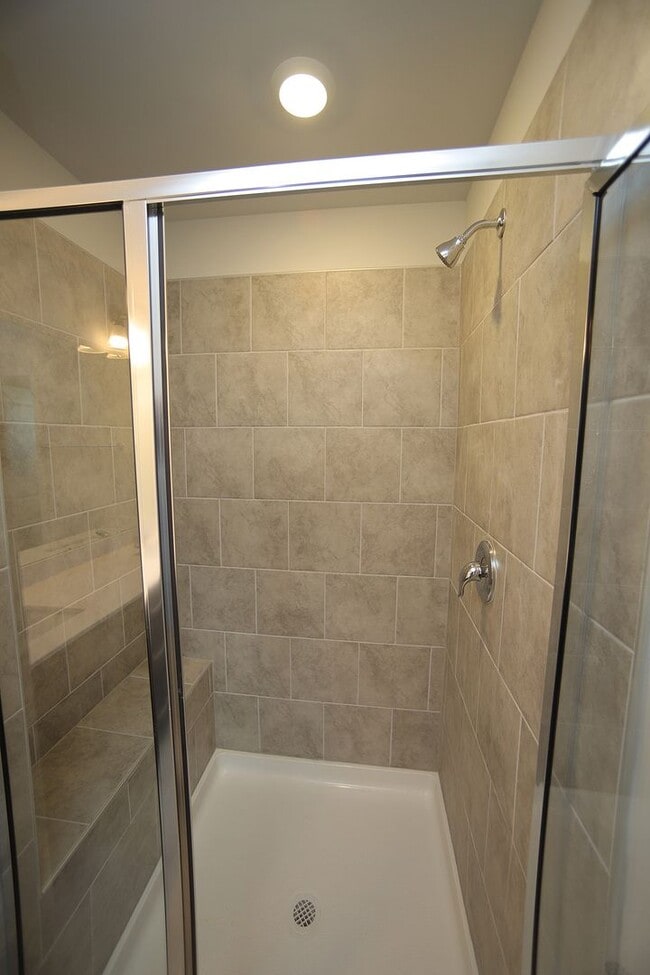 Building Photo - Beautiful 3 Bed+Bonus+2 Car Garage Townhom...