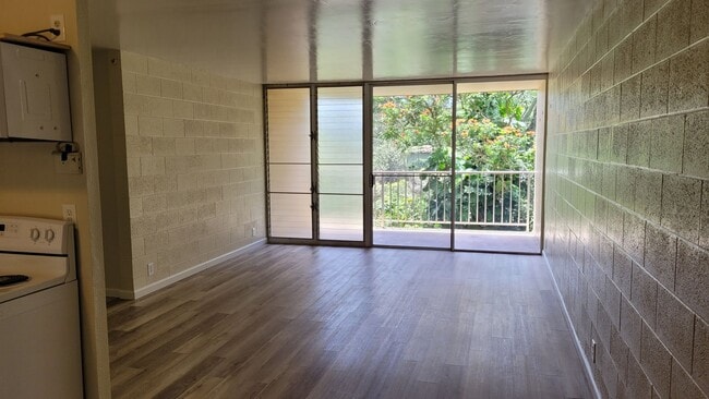 Primary Photo - Newly Renovated 2bd, 1bath, 2 pkg 890sqft ...