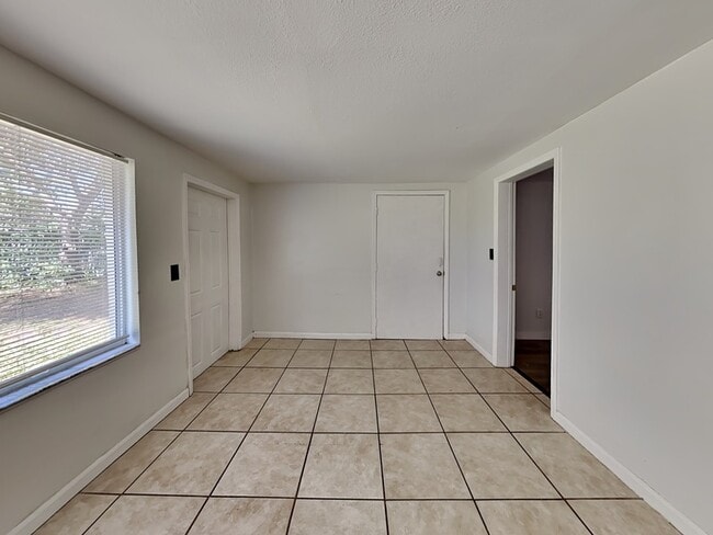 Building Photo - 142 Lynbrook Dr