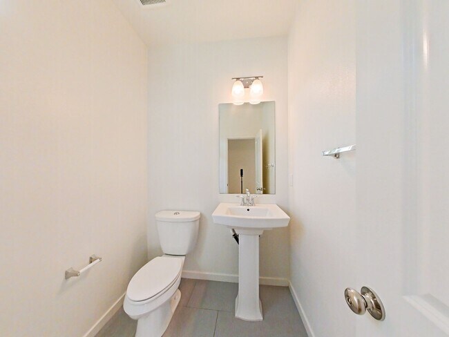 Building Photo - Los Alamitos Condo - 3 Bedroom / 2.5 Bathr...