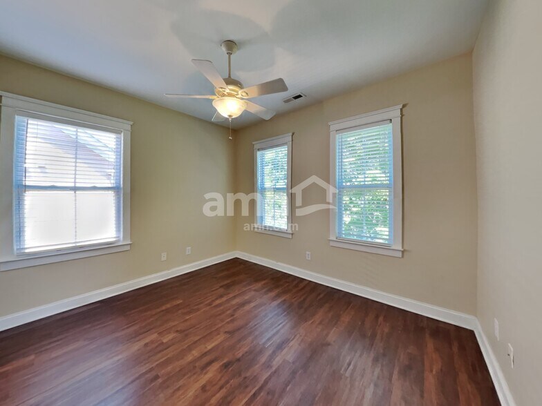 Building Photo - 155 Water Oak Dr