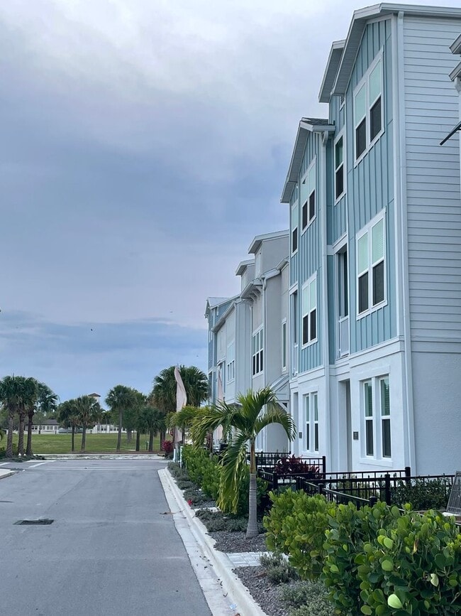 Building Photo - Annual Unfurnished 3 Bedroom, 3.5 Bathroom Townhome adjacent to Downtown Sarasota