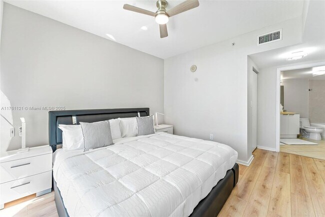 Building Photo - 16699 Collins Ave