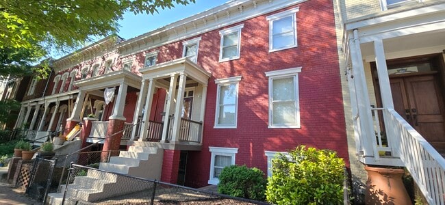 Building Photo - 209 W Clay St