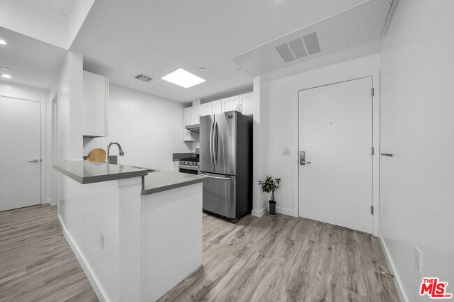 Building Photo - 1229 S Kingsley Dr