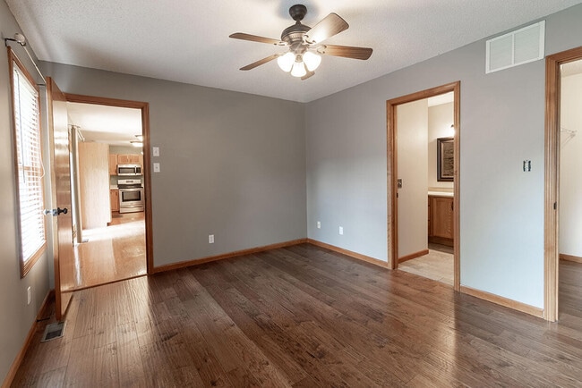 Building Photo - 1302 Look Out Ct