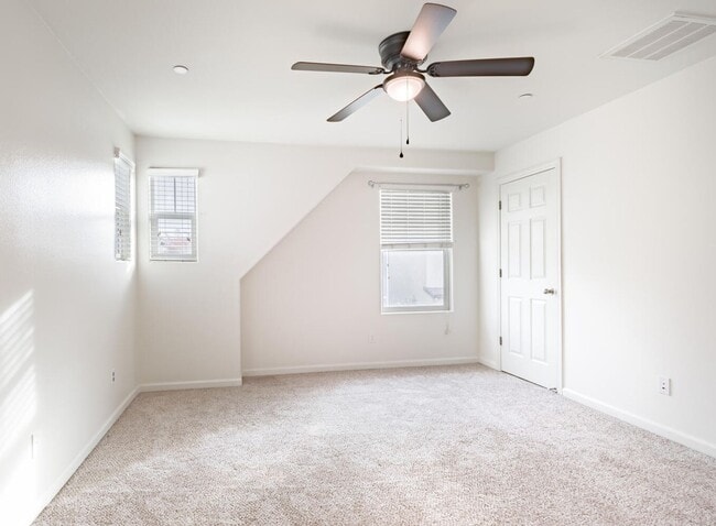 Building Photo - Clovis Loma Vista  3 Bedroom/2.5 Bath Home For Lease