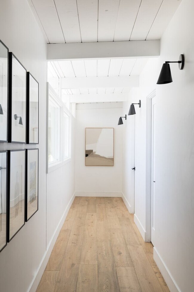 Building Photo - Great private location from this Fully ren...