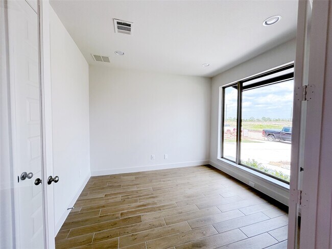 Building Photo - 5406 Holly Holw Ln