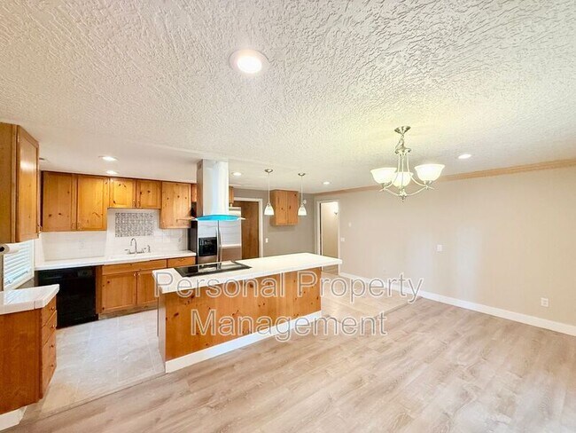 Building Photo - 9411 NE Pinecreek St