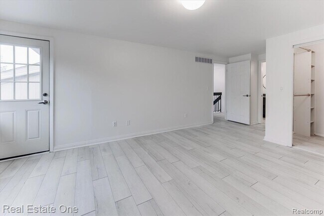 Building Photo - 1631 S Hill Blvd