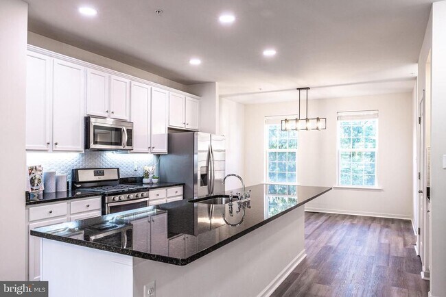 Building Photo - 3541 Woodlake Dr