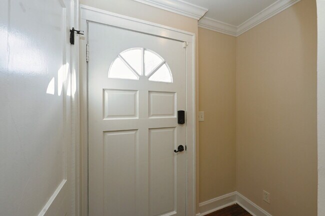 Building Photo - Sweet Cottage Charm with Updated Kitchen, Fenced Yard & Washer/Dryer Included